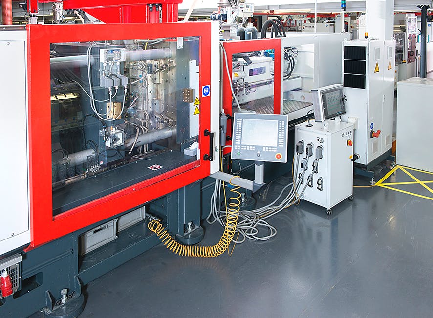 Plastics injection molding application using an electrohydraulic VSD.