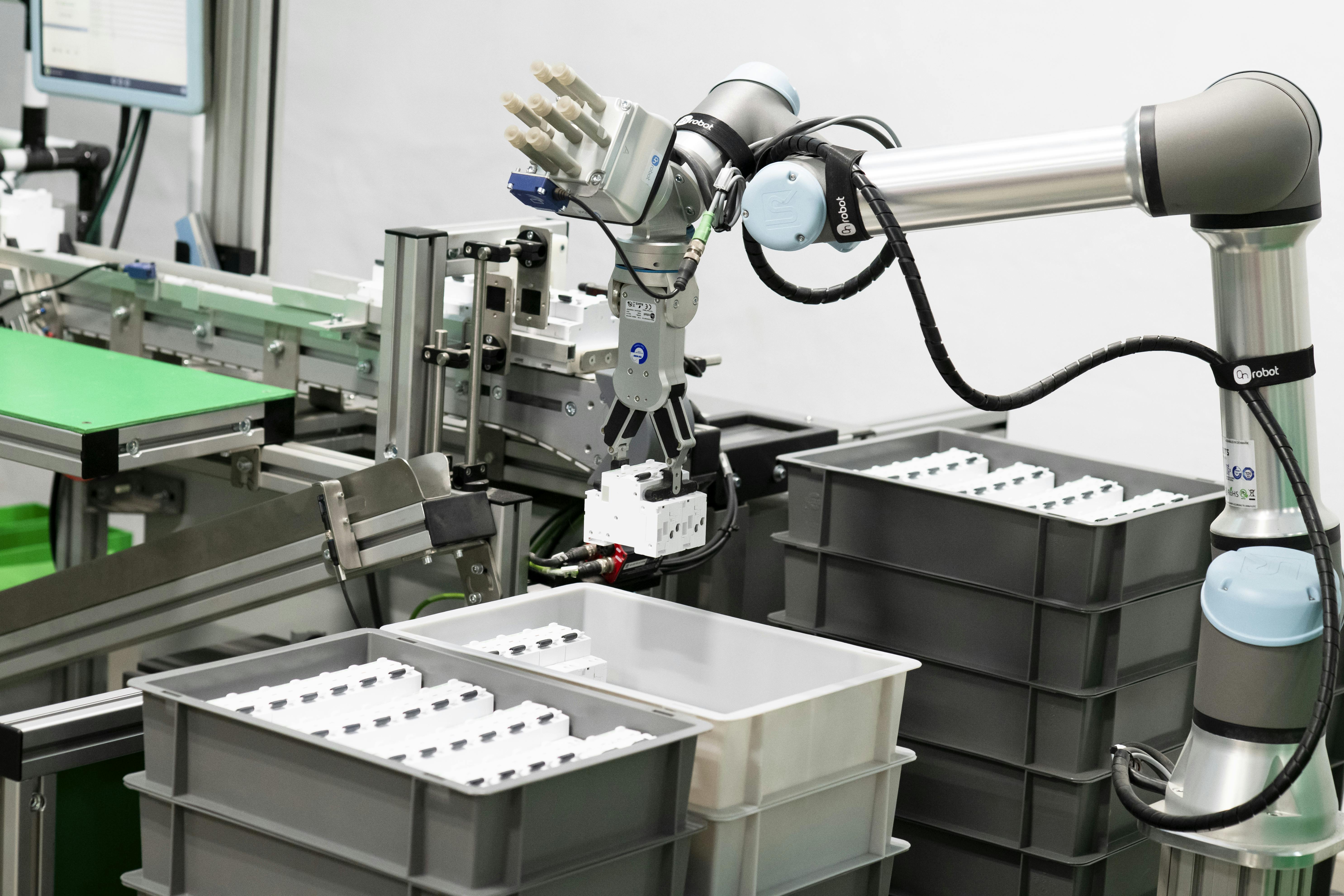 A Universal Robot cobot equipped with OnRobot's Dual QuickChanger.